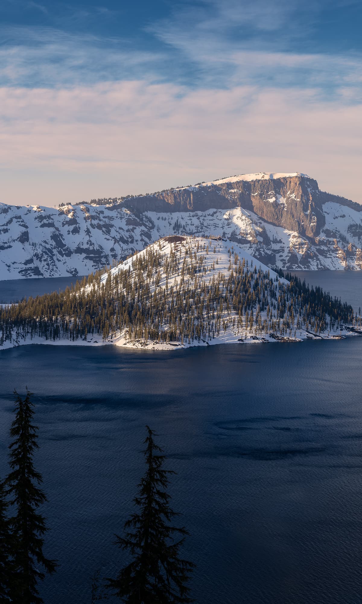 High resolution crater lake photos - VAST, image size:1200x2000