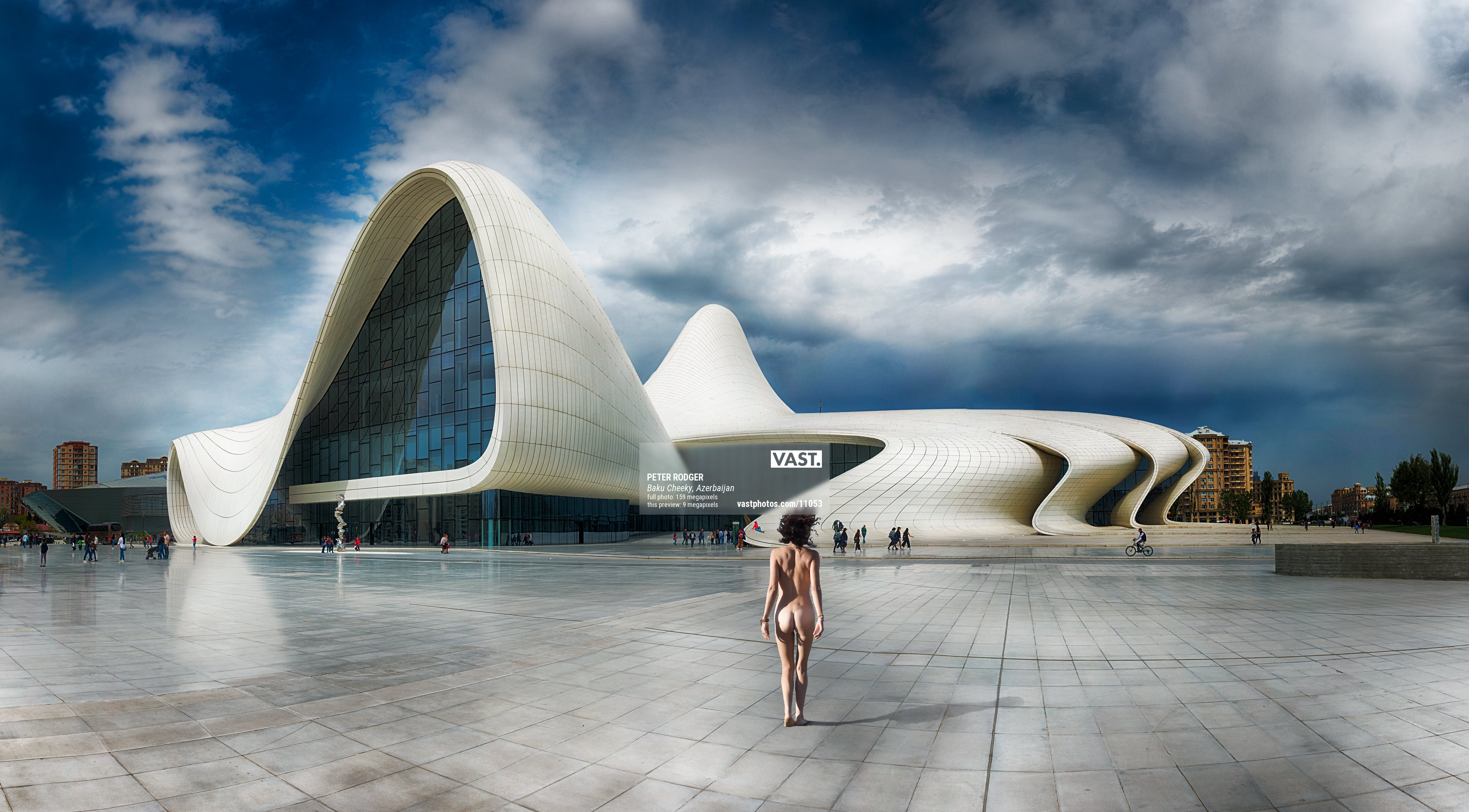 Күйеуі трусимен ұйықтап жатқан әйелінің трусисын шешеді. Үйде порно видеода