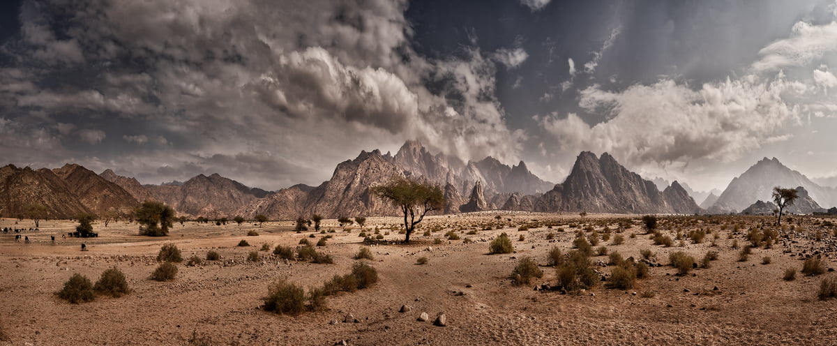 Black & white desert mountain landscape photos - VAST